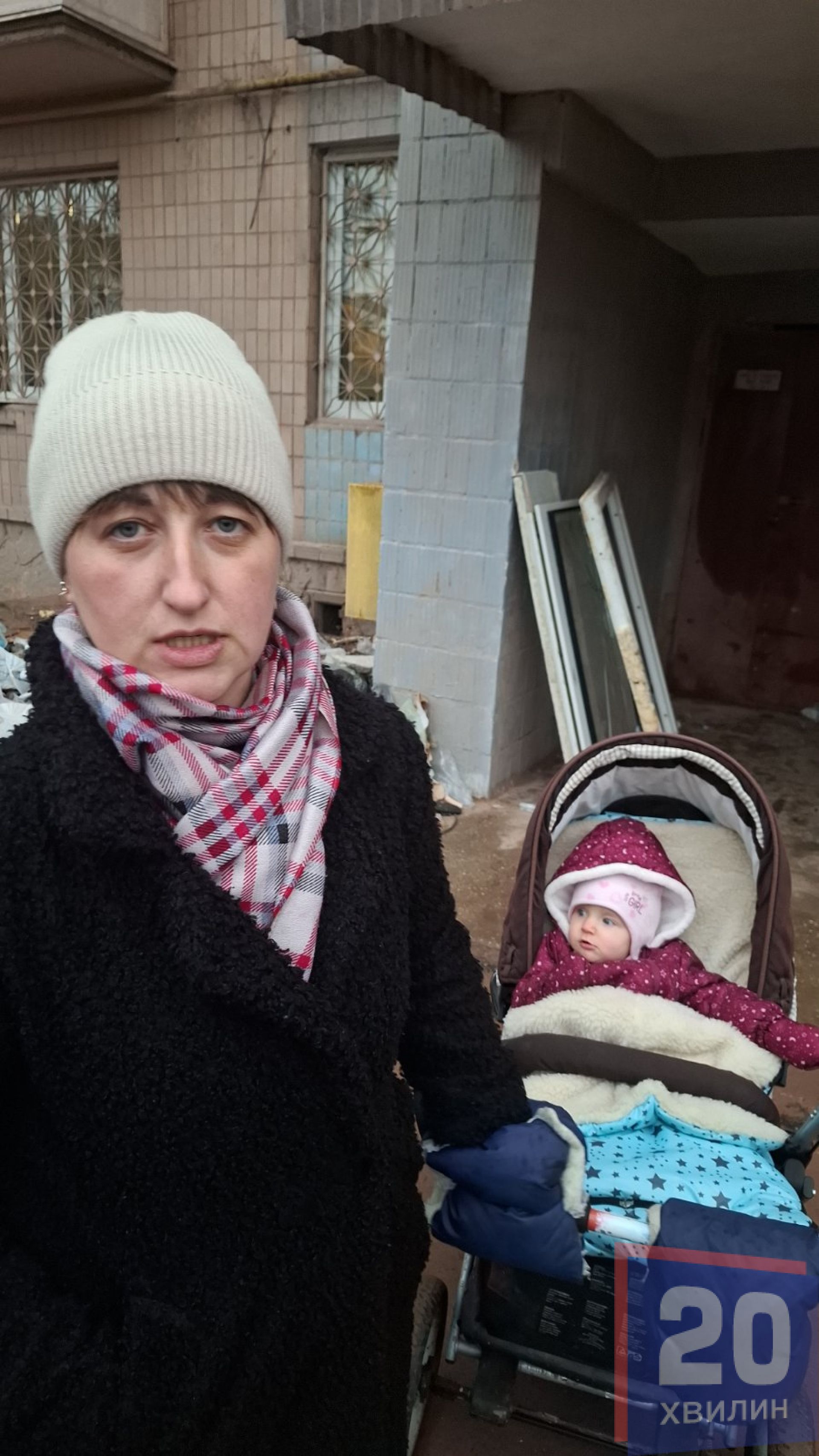 «Бруківку поруч з домом кладуть, а ми мерзнемо»: будинок на Стуса, 10 досі без вікон