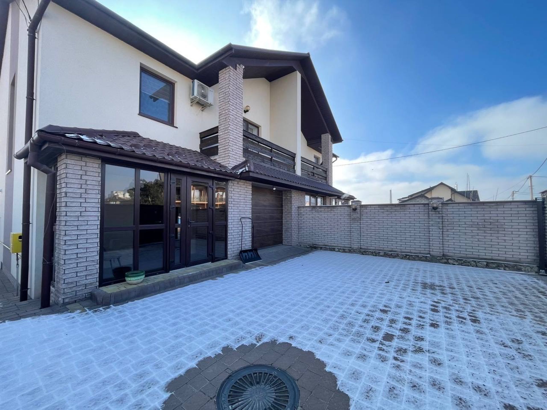 Котеджс.Байківці ,
2 пов.,151 м2 ,кухня- студія 35 м2,3 спальні ,гараж, 3 сот.землі.

168 000 у.о.