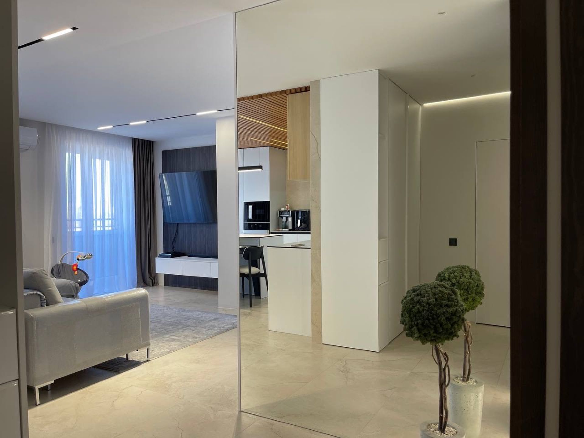 3 кім.кв. ЖК “Енергія”
93 м2, меблі техніка,диз.ремонт, тераса, парковка. 155000у.о.