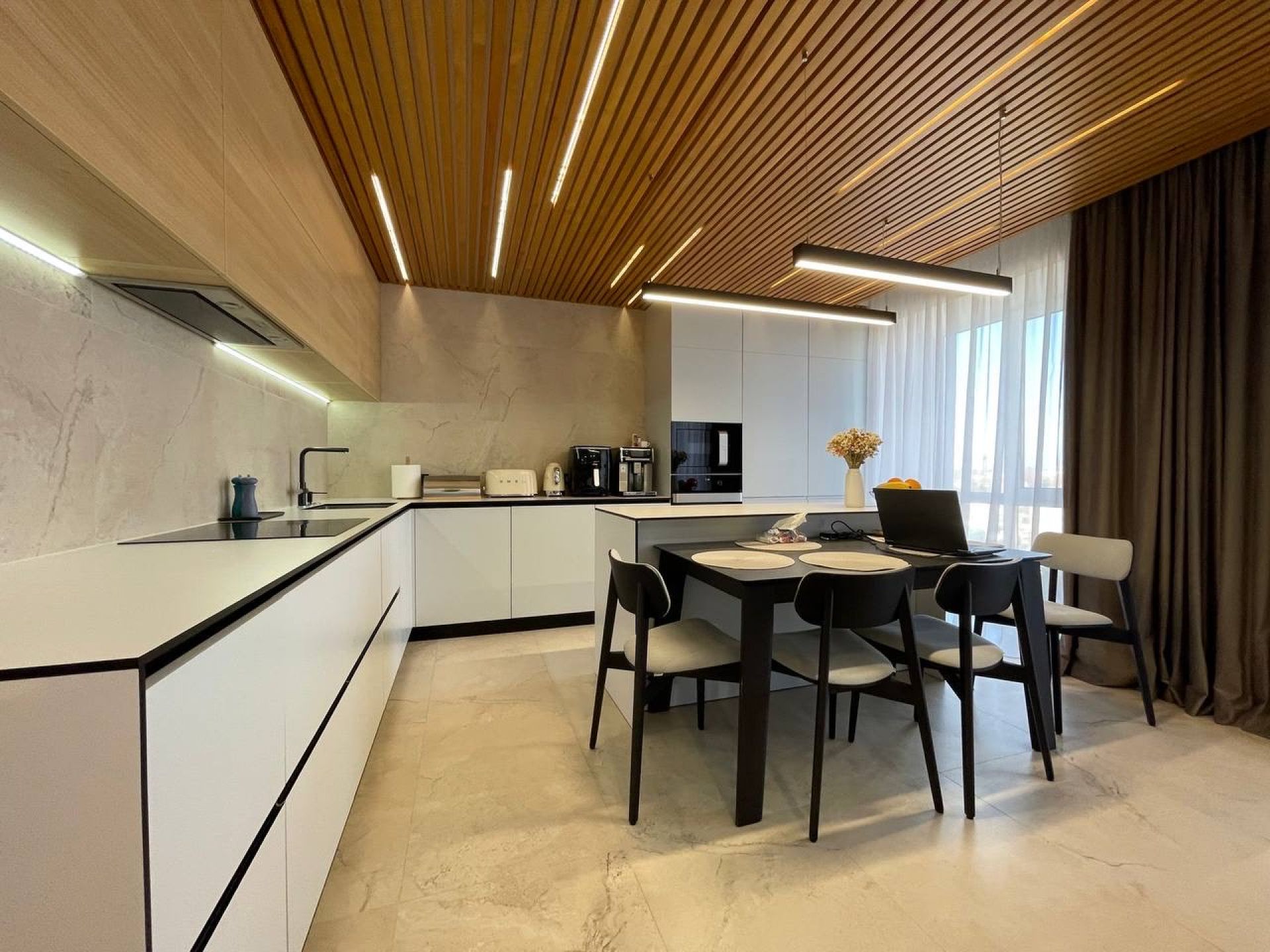 3 кім.кв. ЖК “Енергія”
93 м2, меблі техніка,диз.ремонт, тераса, парковка. 155000у.о.