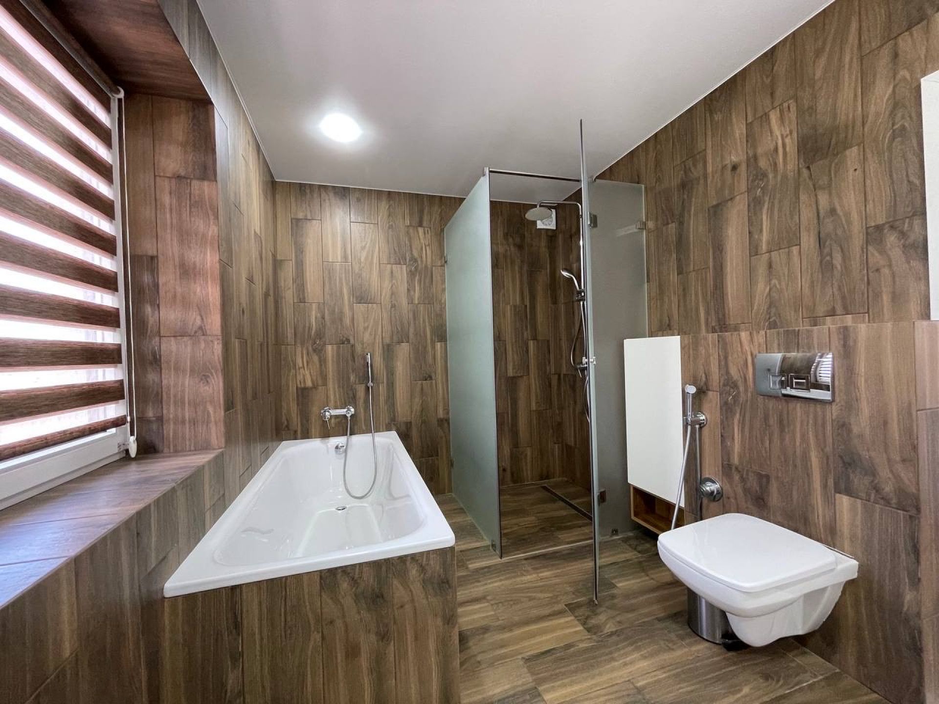 Котеджс.Байківці ,
2 пов.,151 м2 ,кухня- студія 35 м2,3 спальні ,гараж, 3 сот.землі.

168 000 у.о.