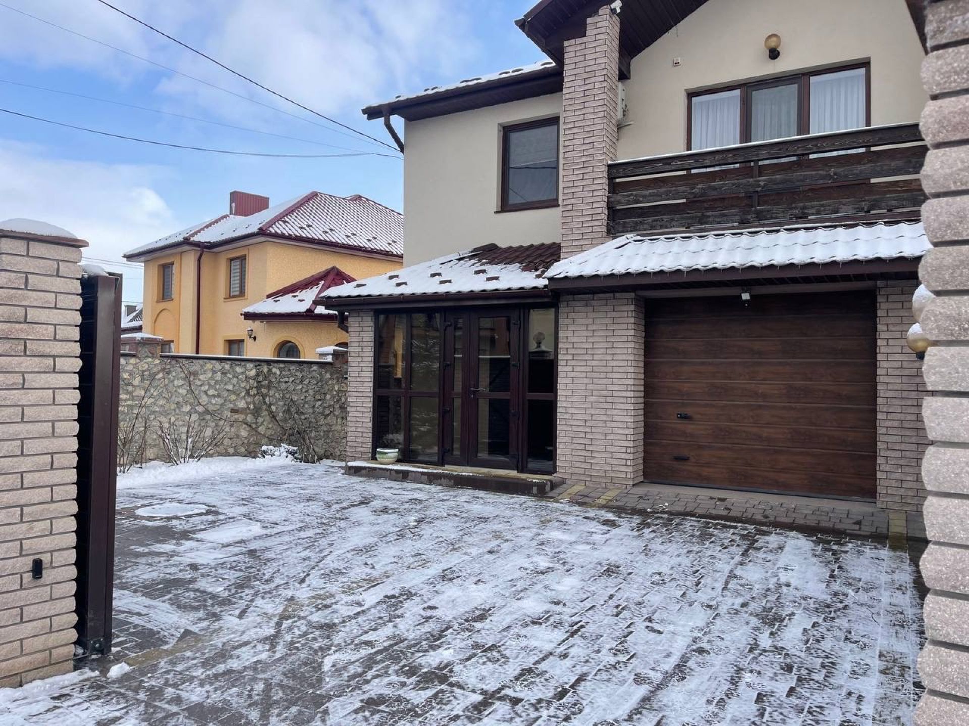 Котеджс.Байківці ,
2 пов.,151 м2 ,кухня- студія 35 м2,3 спальні ,гараж, 3 сот.землі.

168 000 у.о.