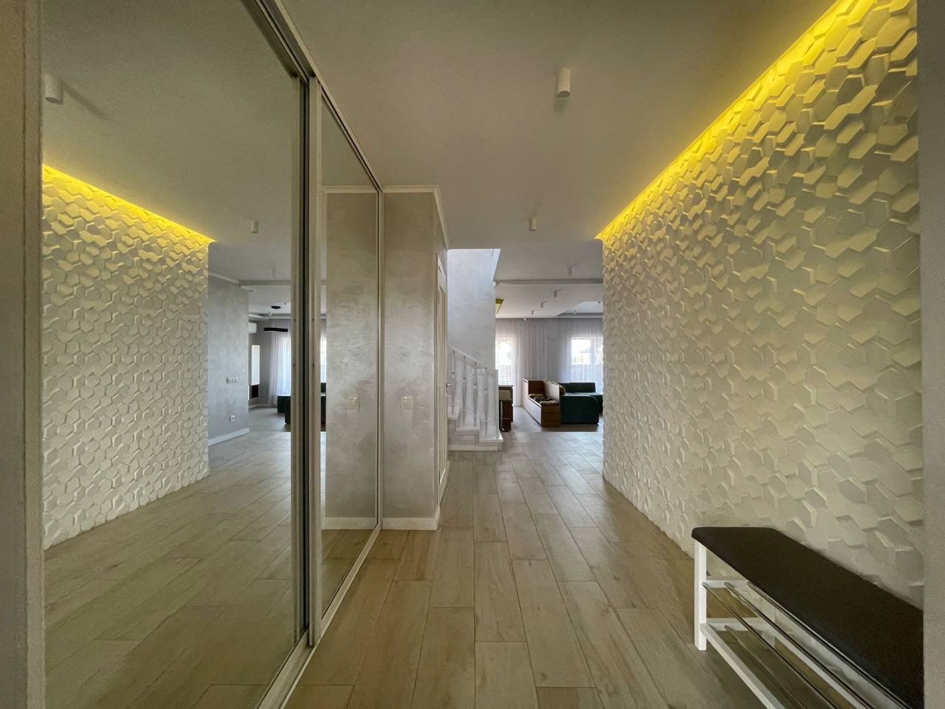 Котеджс.Байківці ,
2 пов.,151 м2 ,кухня- студія 35 м2,3 спальні ,гараж, 3 сот.землі.

168 000 у.о.