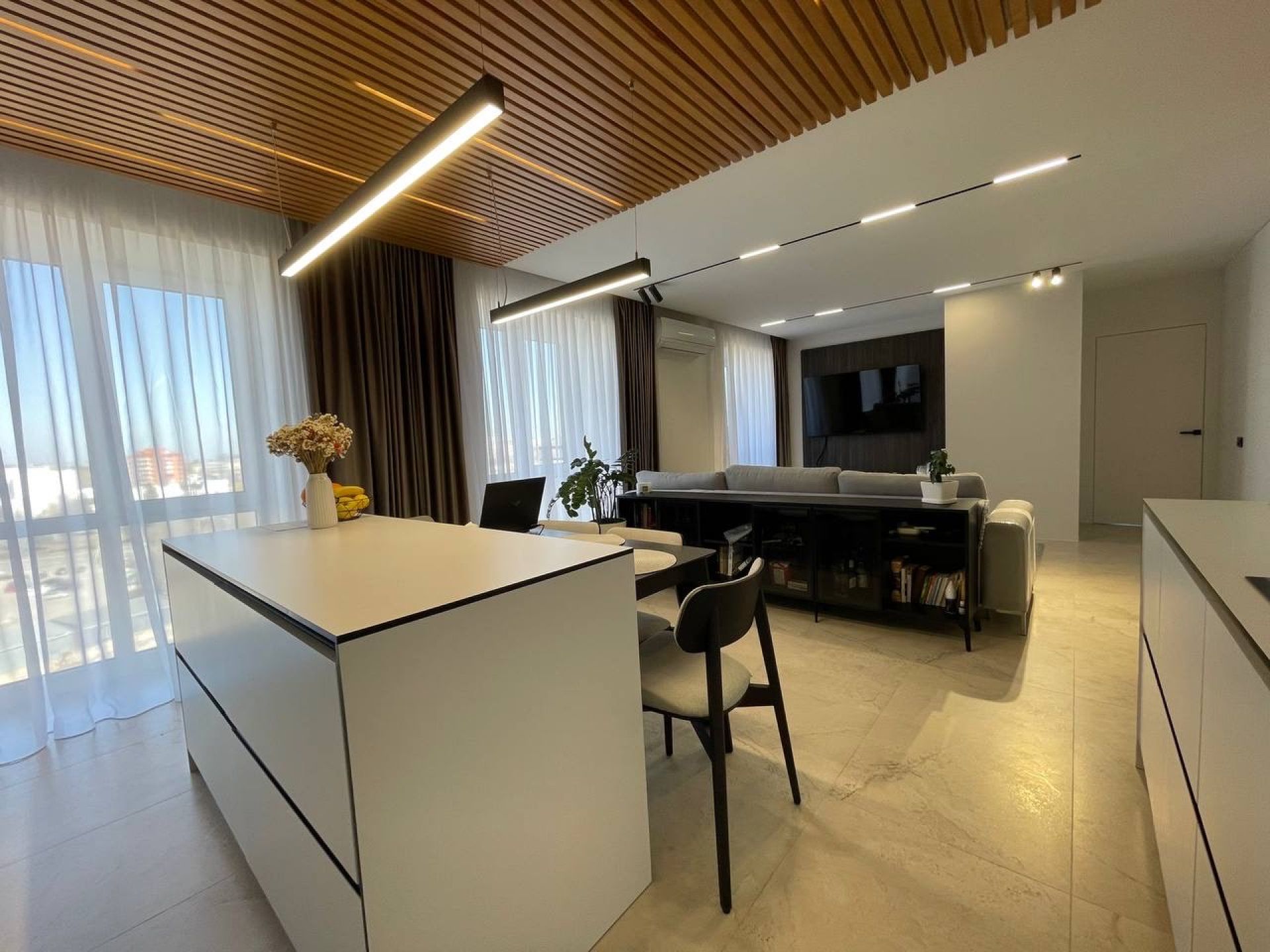 3 кім.кв. ЖК “Енергія”
93 м2, меблі техніка,диз.ремонт, тераса, парковка. 155000у.о.