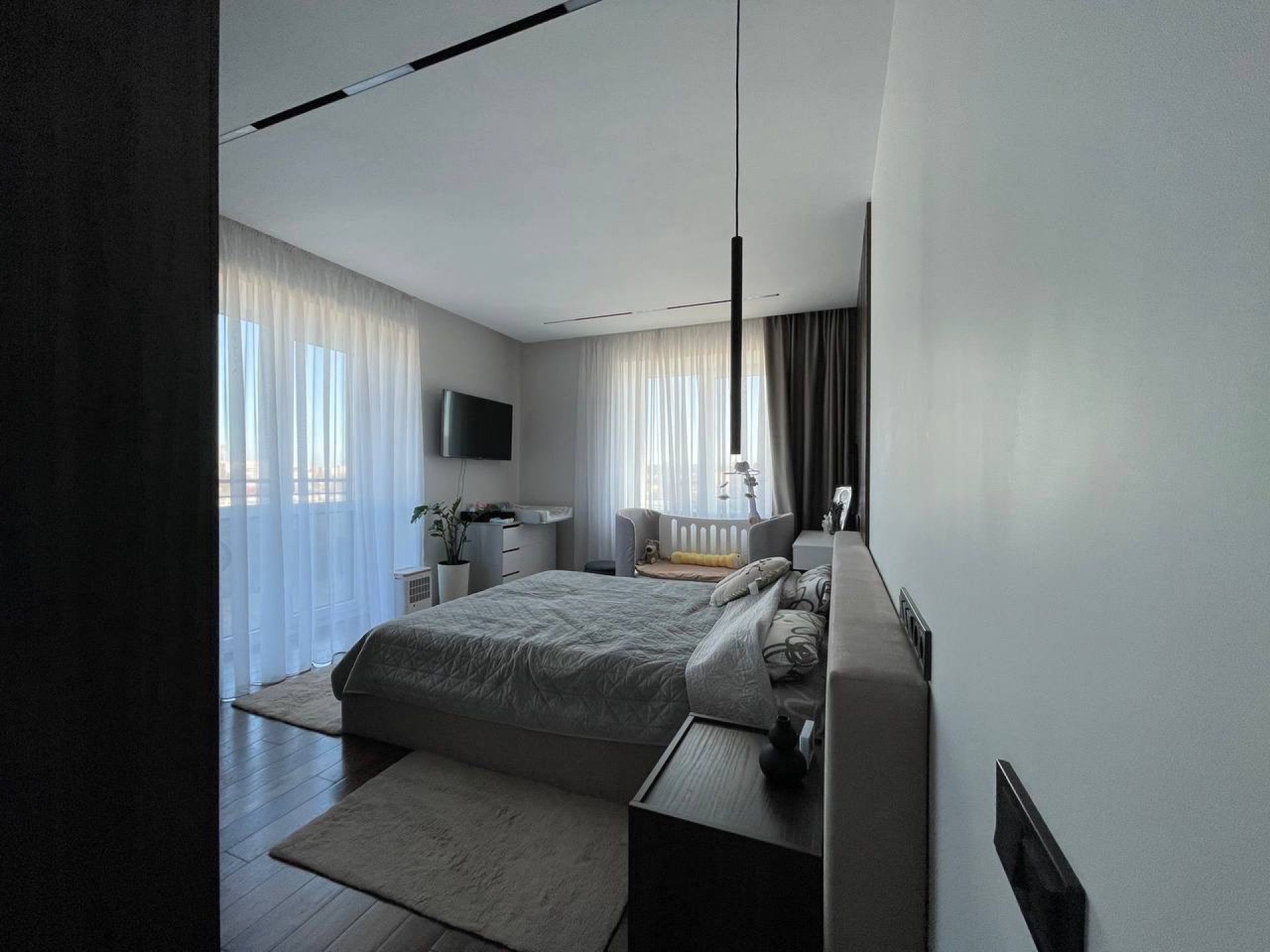 3 кім.кв. ЖК “Енергія”
93 м2, меблі техніка,диз.ремонт, тераса, парковка. 155000у.о.