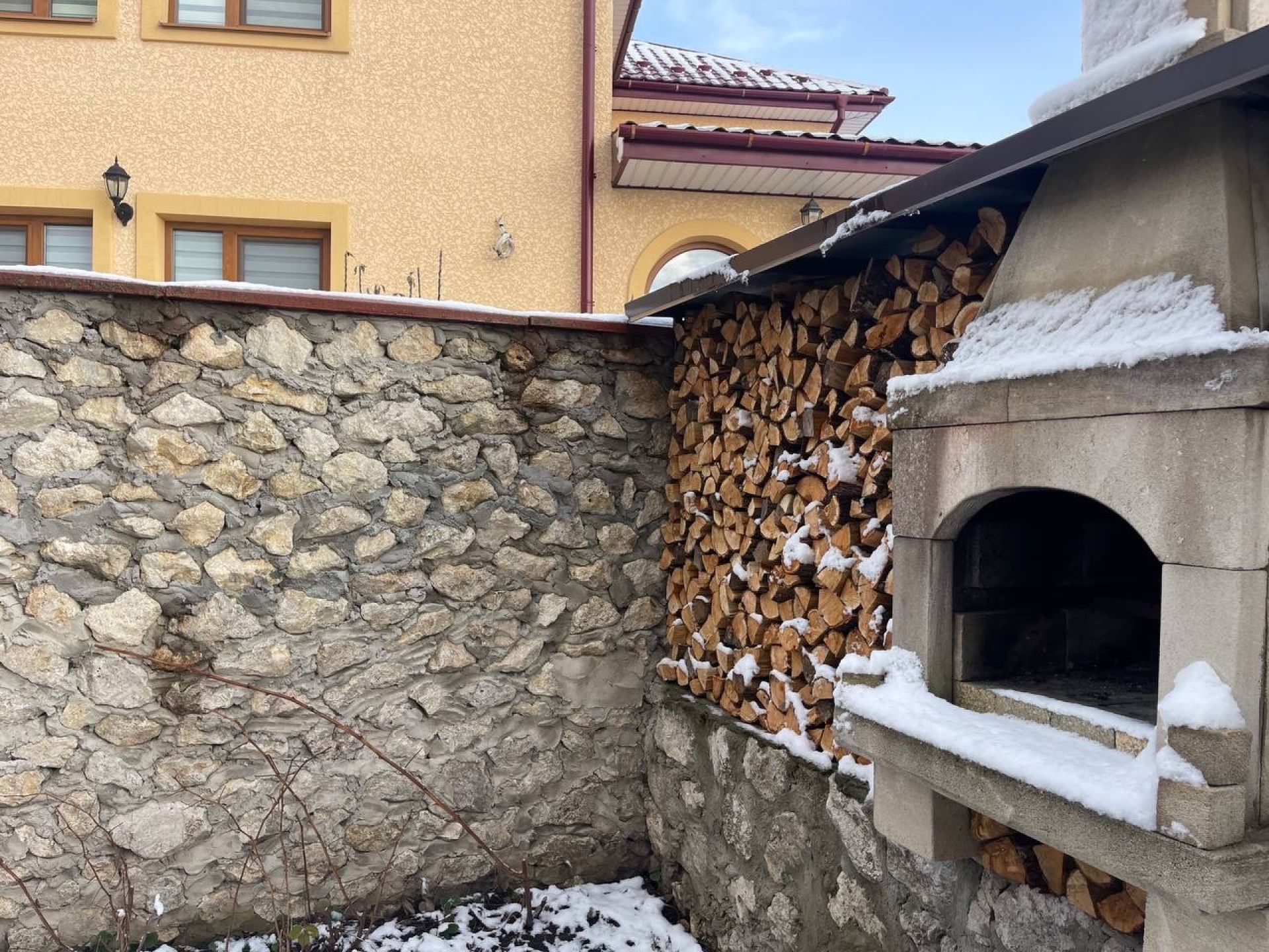 Котеджс.Байківці ,
2 пов.,151 м2 ,кухня- студія 35 м2,3 спальні ,гараж, 3 сот.землі.

168 000 у.о.