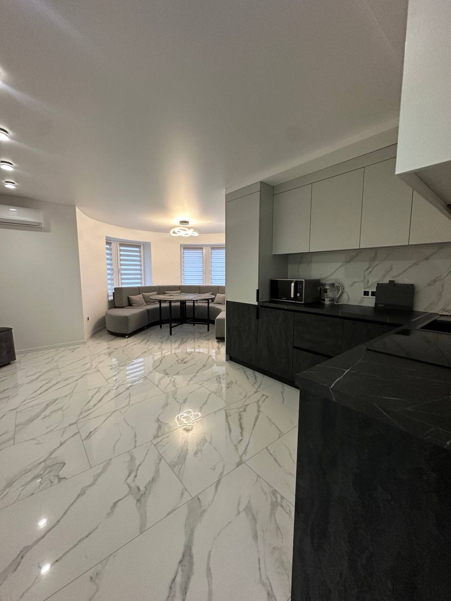 Довженка 24
1/9 ( високий ) поверх 
56 м2 
72800$