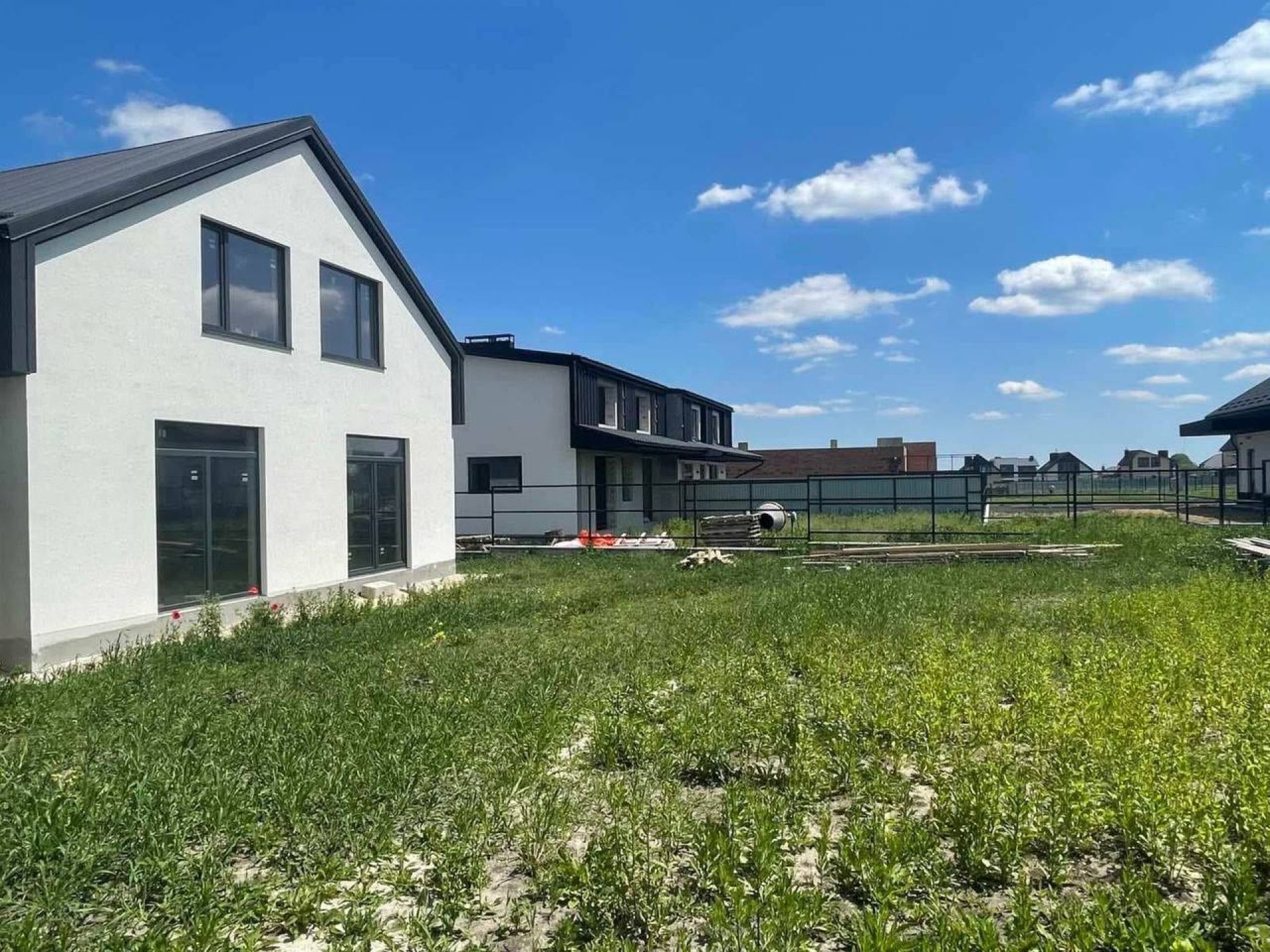 Дуплекс В.Гаї вул.Січових Стрільців 2 пов.160м2,усі комунікації підведені .4 сотих.Ціна 70 000$