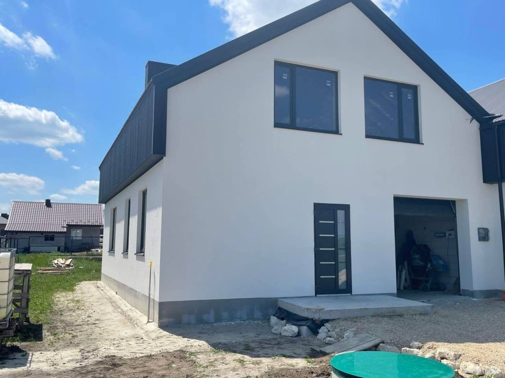 Дуплекс В.Гаї вул.Січових Стрільців 2 пов.160м2,усі комунікації підведені .4 сотих.Ціна 70 000$