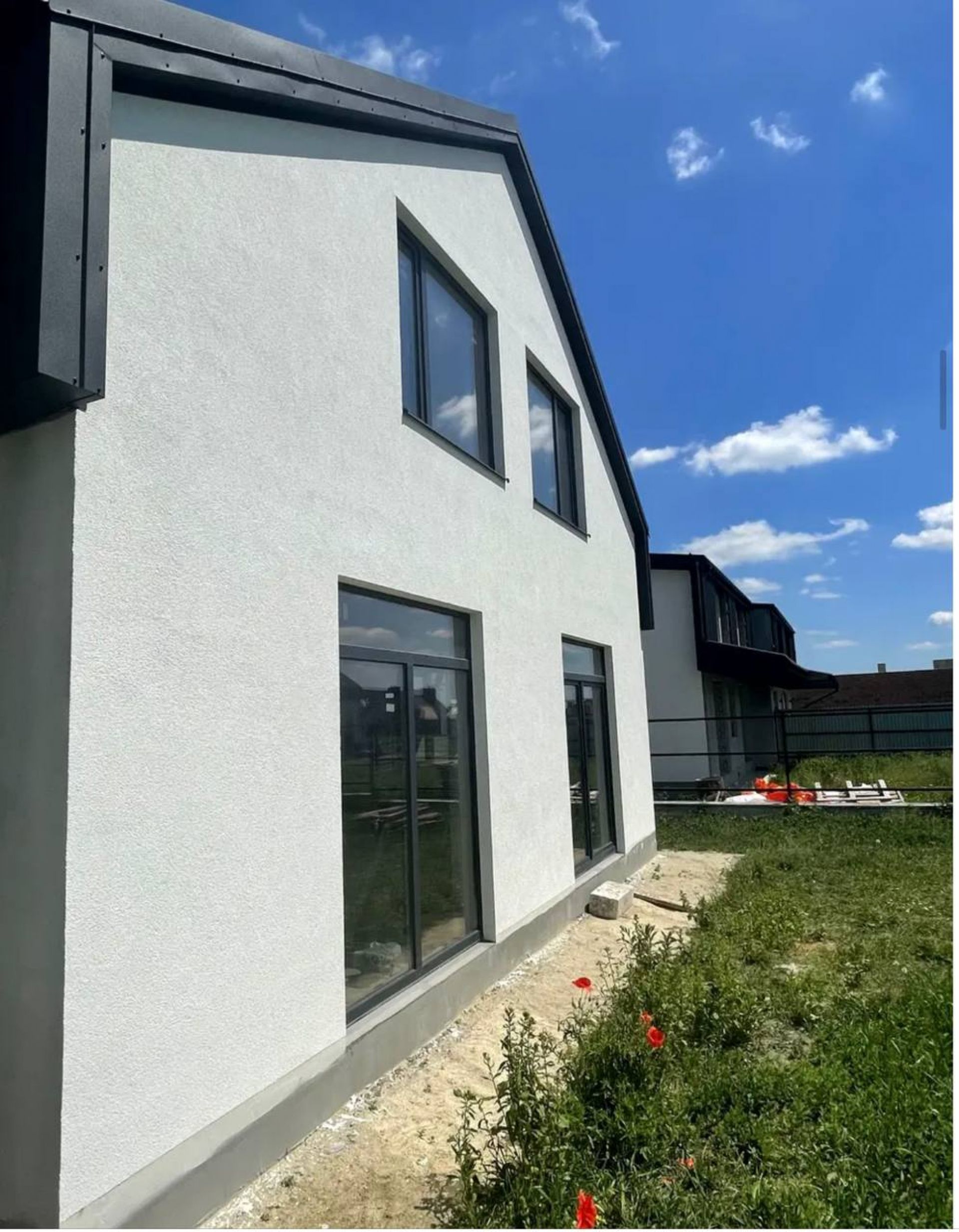 Дуплекс В.Гаї вул.Січових Стрільців 2 пов.160м2,усі комунікації підведені .4 сотих.Ціна 70 000$