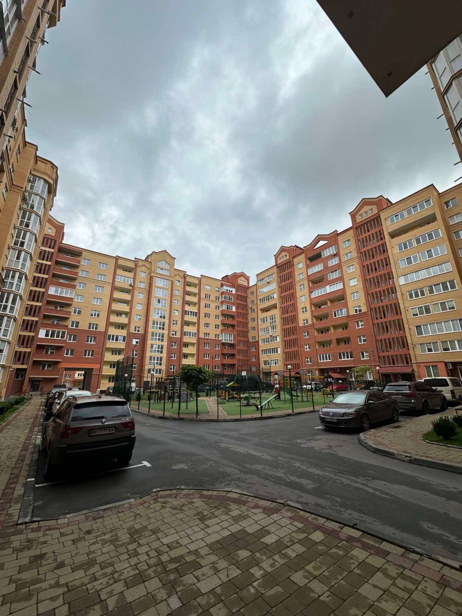 Тарнавського 38 
1/9 поверх 
82м2 
З ремонтом, меблями і технікою 
88 000$