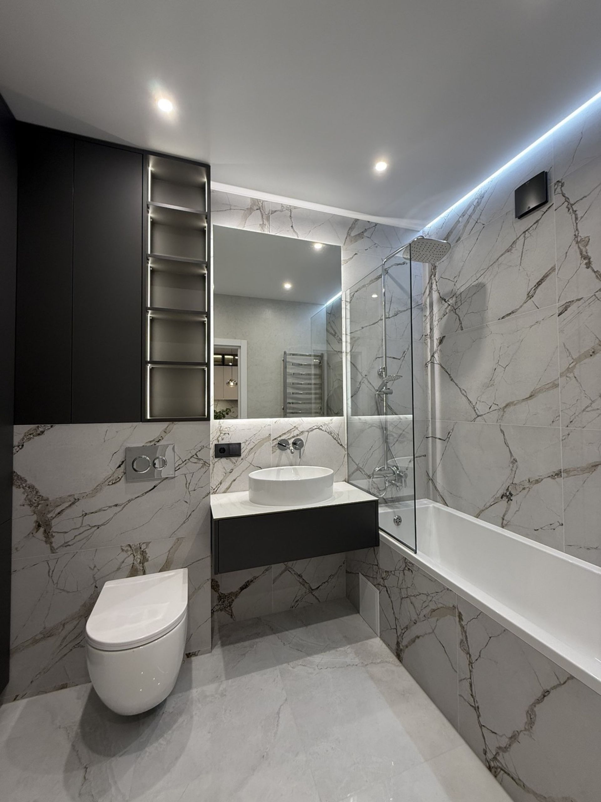 Продається 1-3 кім. 47 м², 3 поверх, високоякісний  ремонт. Елітне житло. Ціна 2 942 000 грн (еквівалент $ 68 000 за курсом на день оплати)