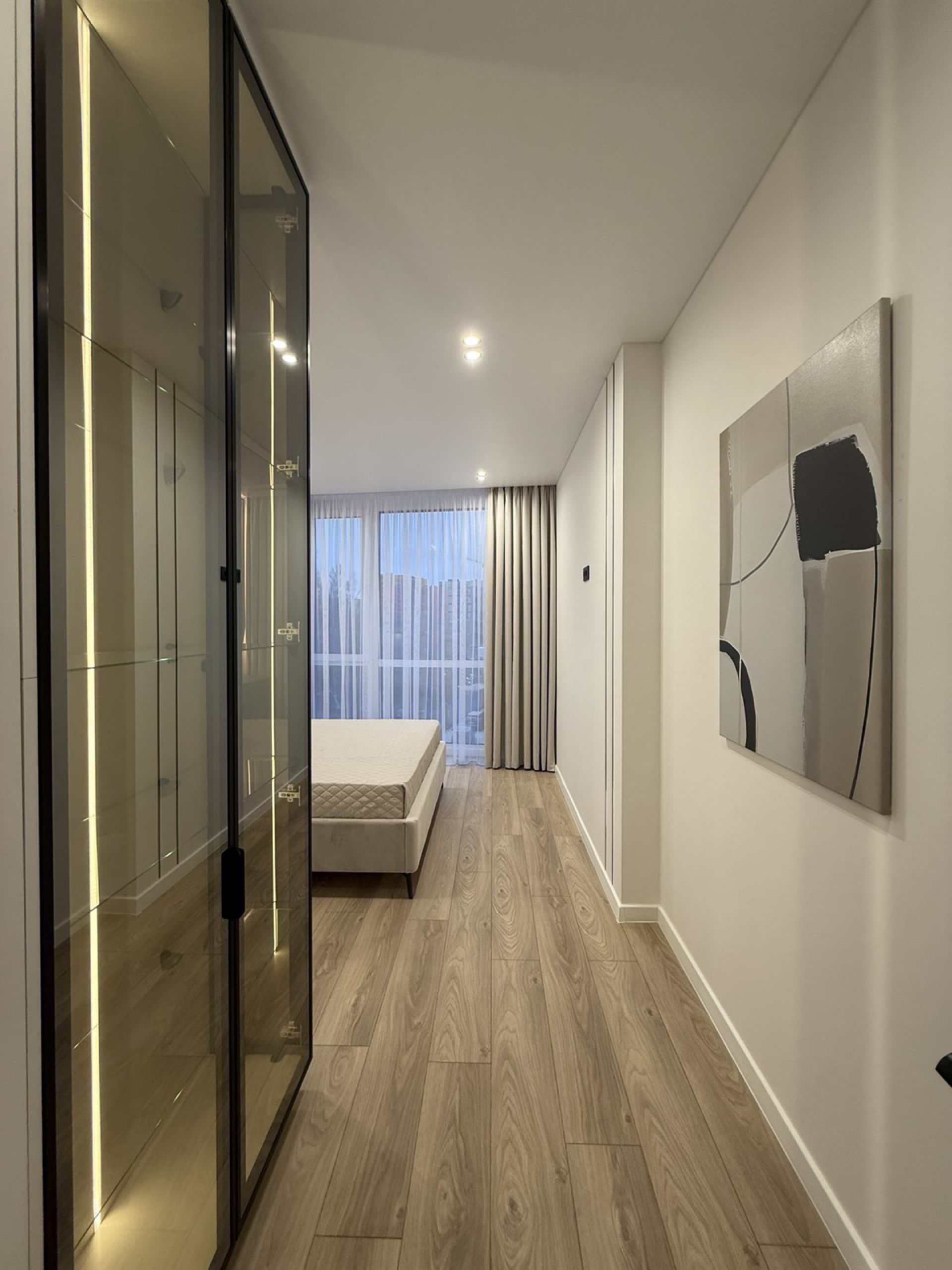 Продається 1-3 кім. 47 м², 3 поверх, високоякісний  ремонт. Елітне житло. Ціна 2 942 000 грн (еквівалент $ 68 000 за курсом на день оплати)