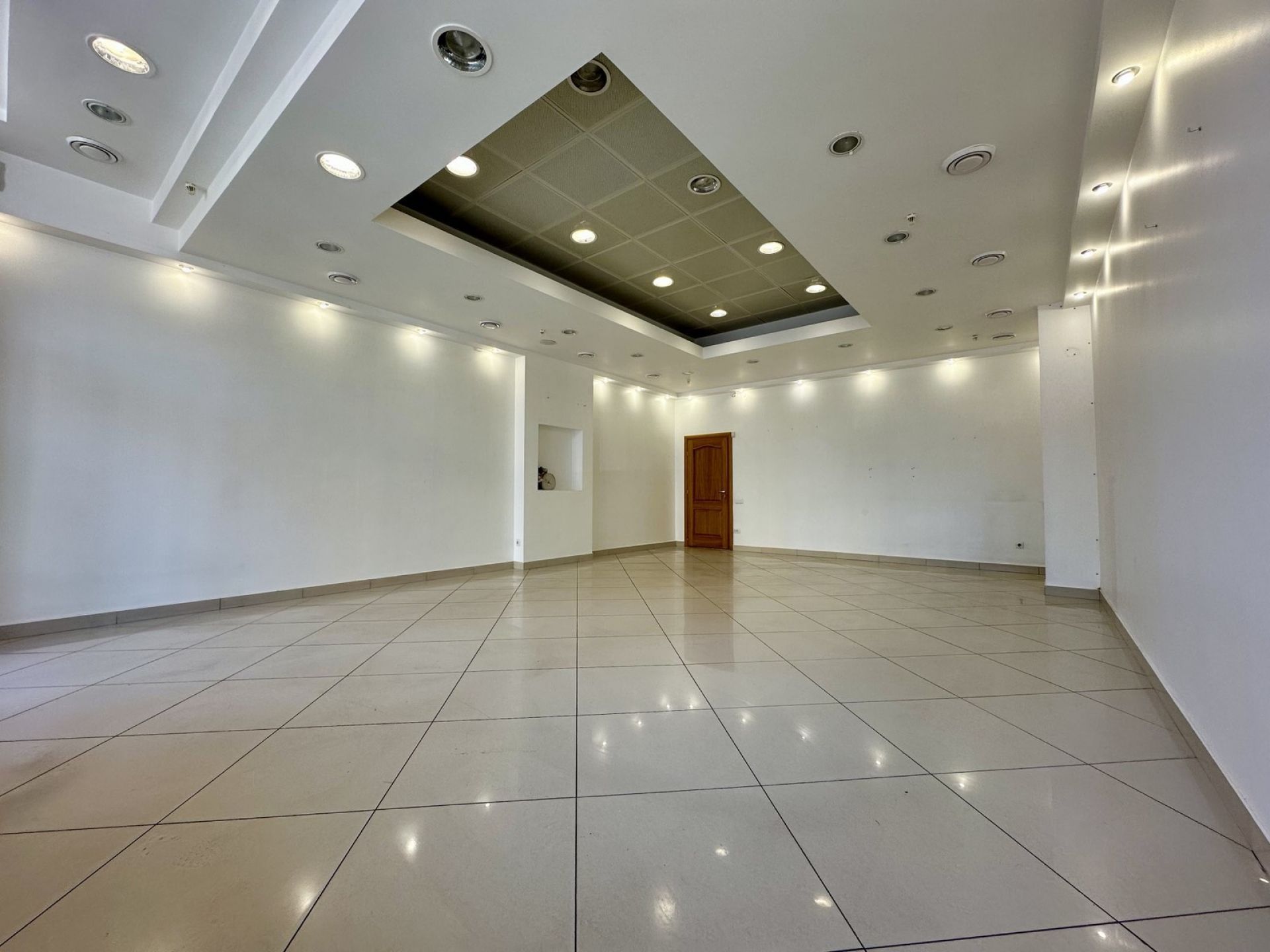 Продаж комерційного приміщення 67 м². Центр міста, найбільш прохідне місце, дає пасивний дохід 43 000 грн в місяць!