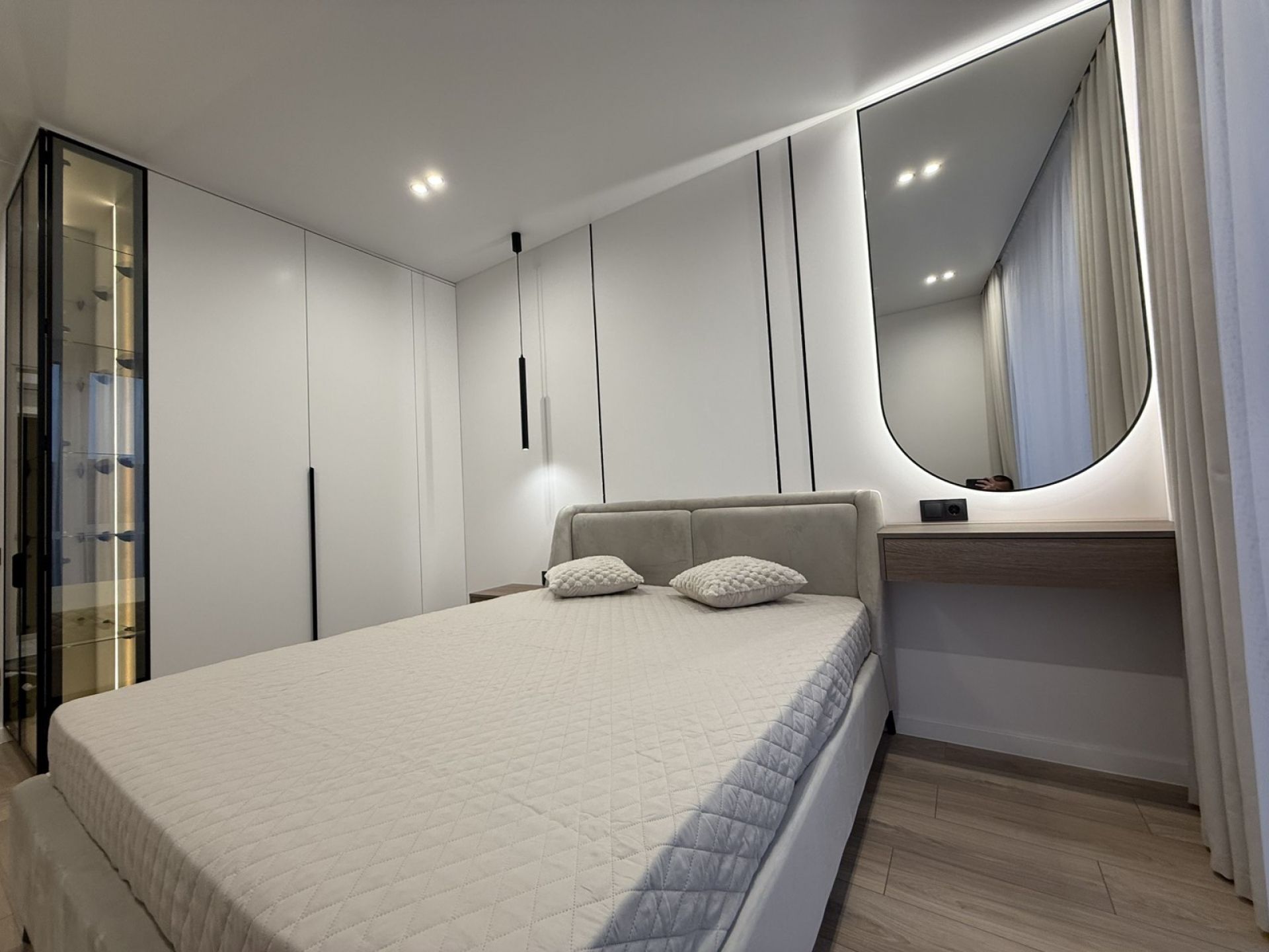 Продається 1-3 кім. 47 м², 3 поверх, високоякісний  ремонт. Елітне житло. Ціна 2 942 000 грн (еквівалент $ 68 000 за курсом на день оплати)