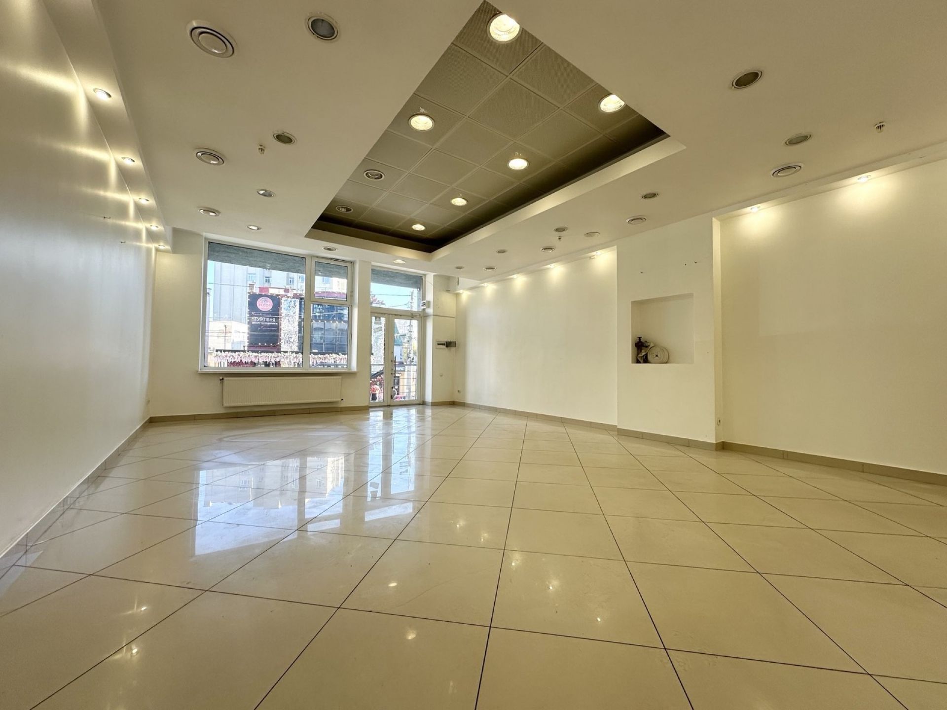 Продаж комерційного приміщення 67 м². Центр міста, найбільш прохідне місце, дає пасивний дохід 43 000 грн в місяць!