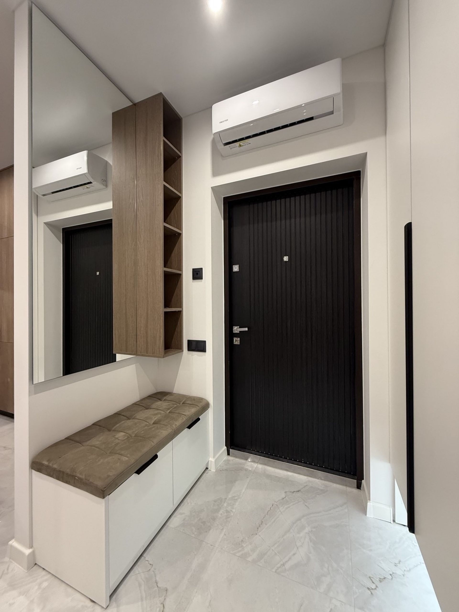 Продається 1-3 кім. 47 м², 3 поверх, високоякісний  ремонт. Елітне житло. Ціна 2 942 000 грн (еквівалент $ 68 000 за курсом на день оплати)