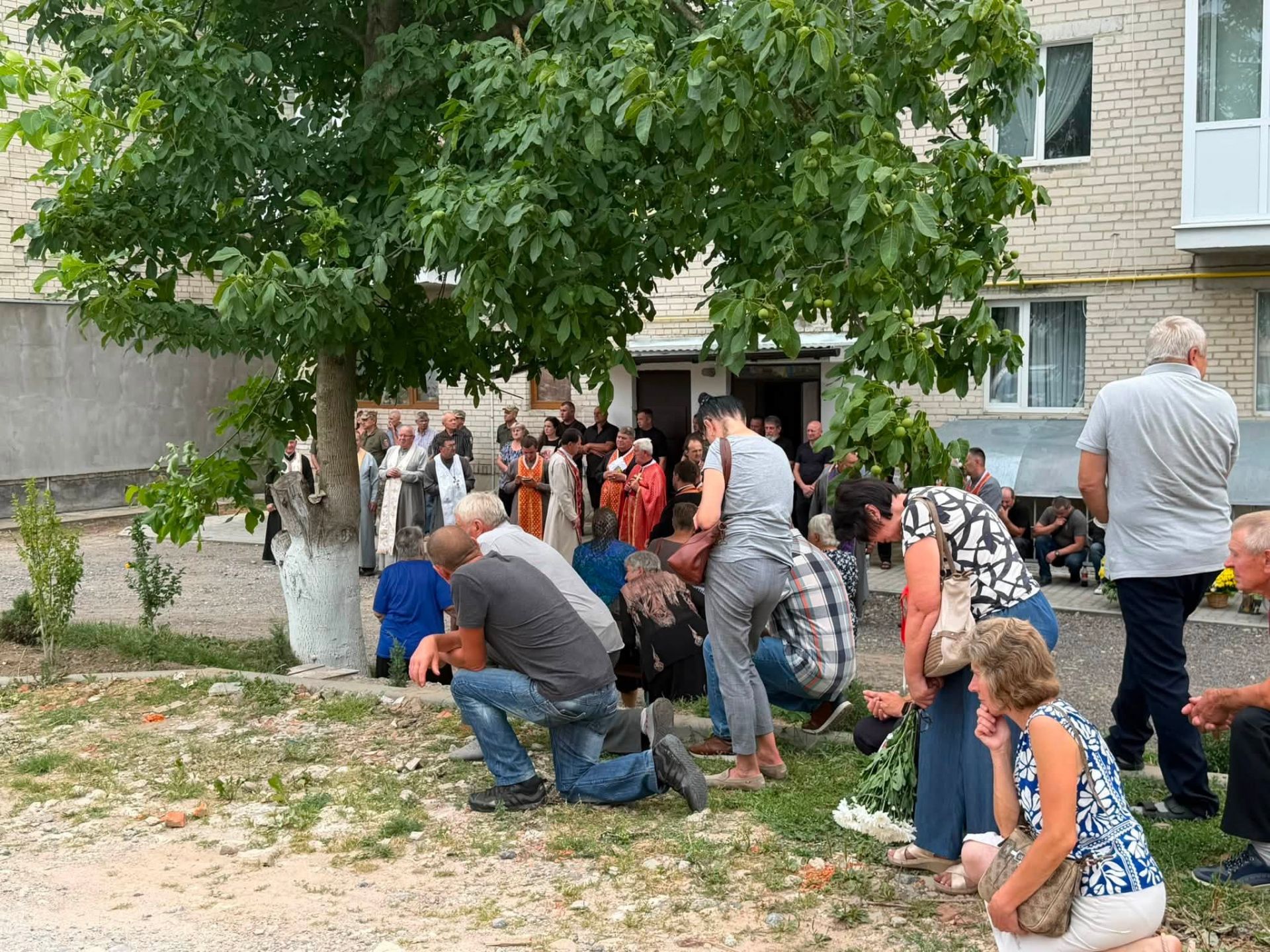 У Бережанах провели в останню путь Героя Дмитра Лазорка