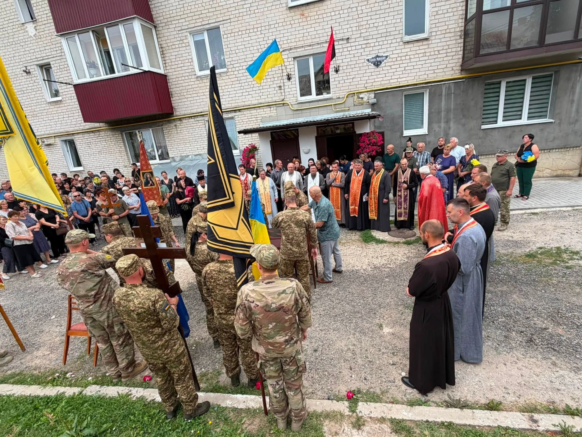 У Бережанах провели в останню путь Героя Дмитра Лазорка