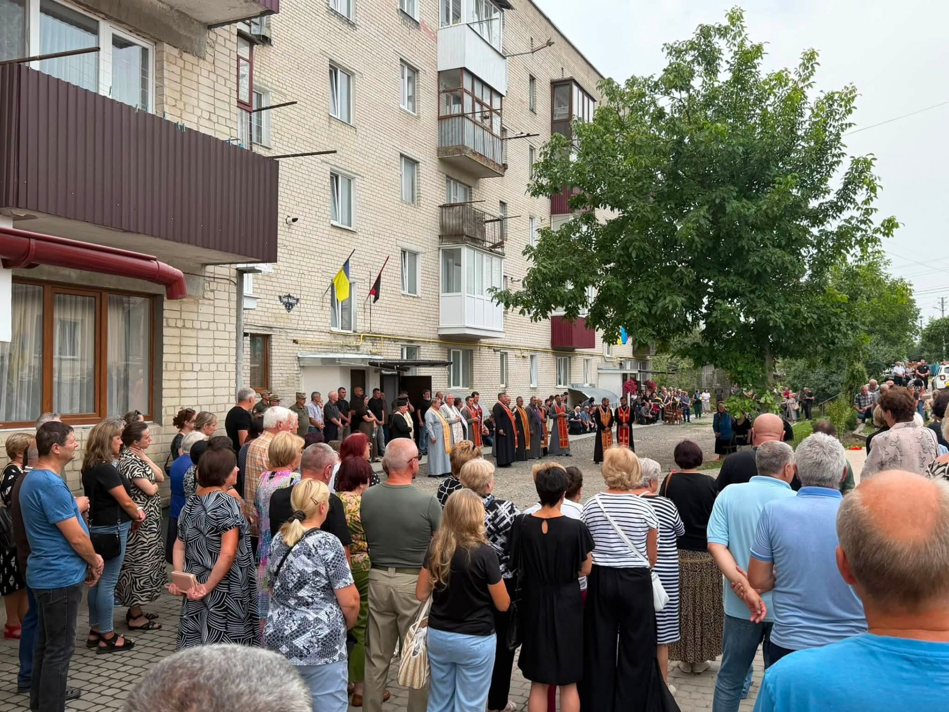 У Бережанах провели в останню путь Героя Дмитра Лазорка