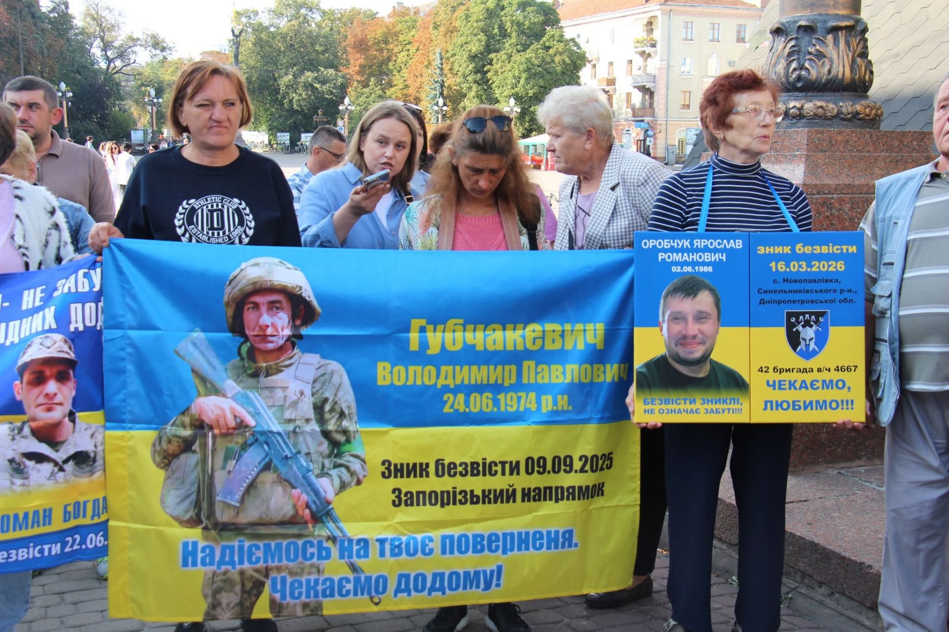 «Голоси, що чекають»: у Тернополі відбулася поетична акція на підтримку родин полонених та зниклих безвісти Захисників