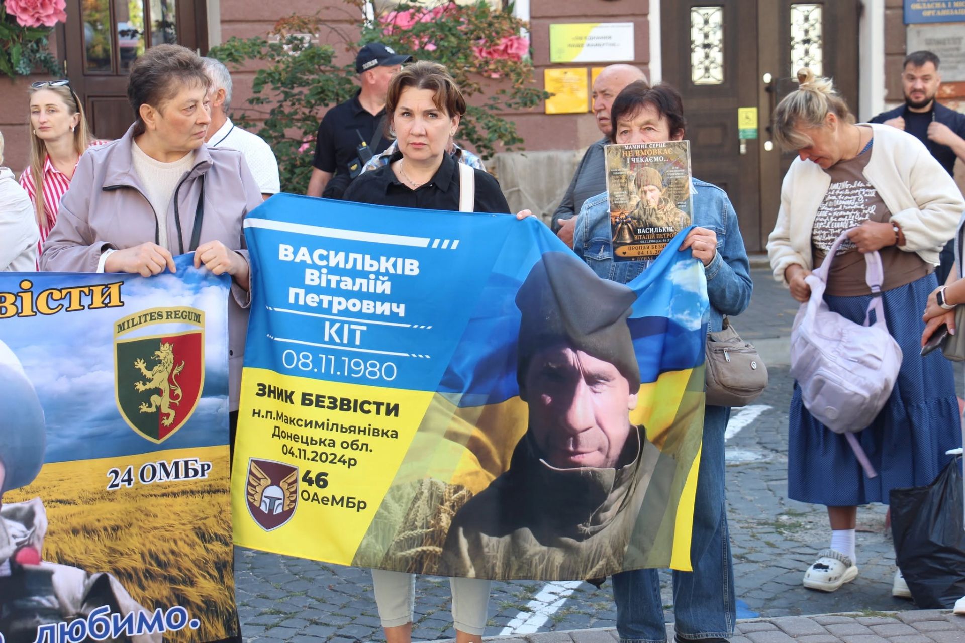 «Голоси, що чекають»: у Тернополі відбулася поетична акція на підтримку родин полонених та зниклих безвісти Захисників