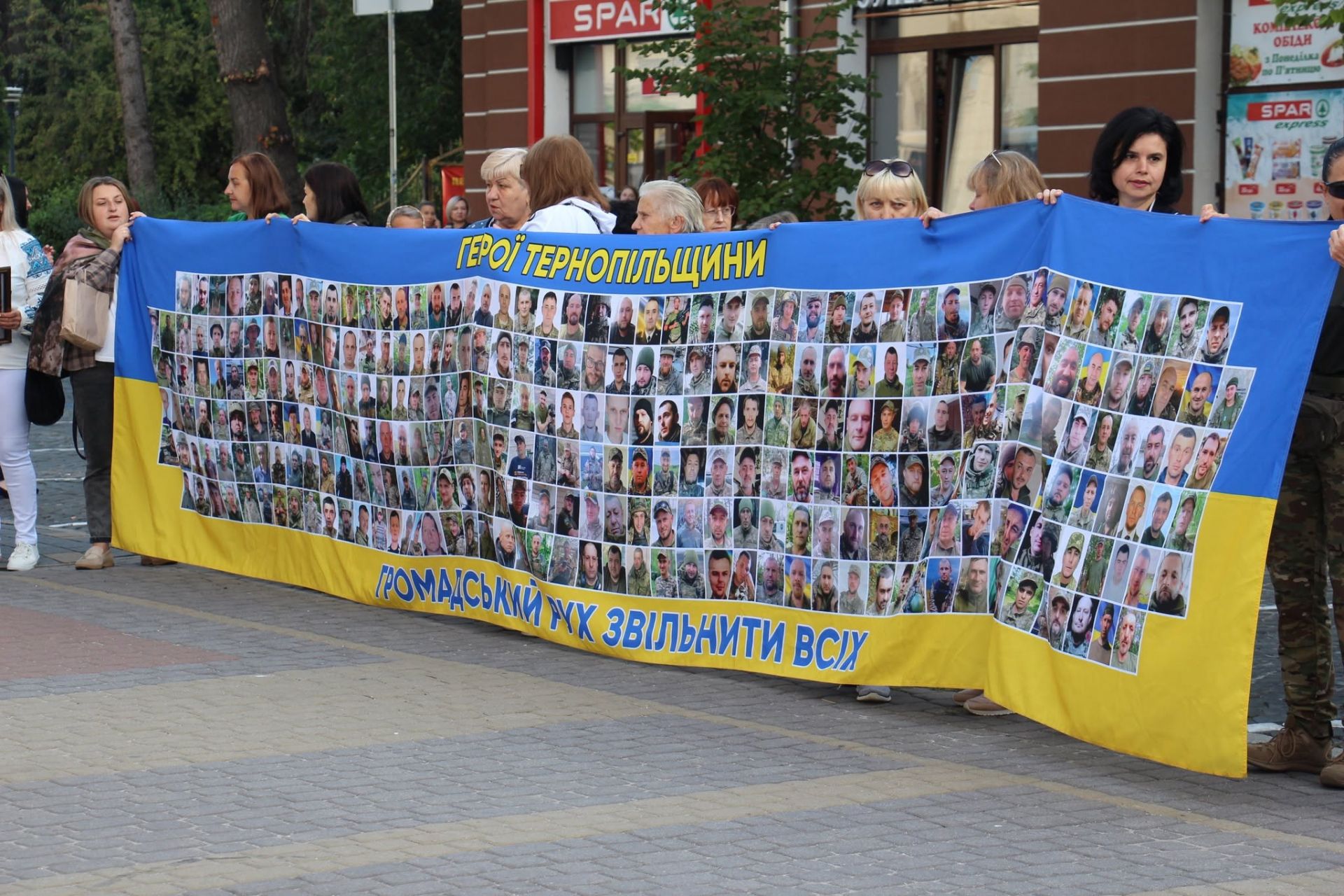 «Голоси, що чекають»: у Тернополі відбулася поетична акція на підтримку родин полонених та зниклих безвісти Захисників