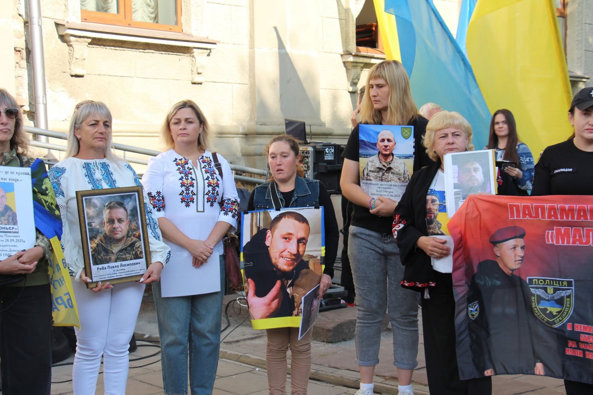 «Голоси, що чекають»: у Тернополі відбулася поетична акція на підтримку родин полонених та зниклих безвісти Захисників