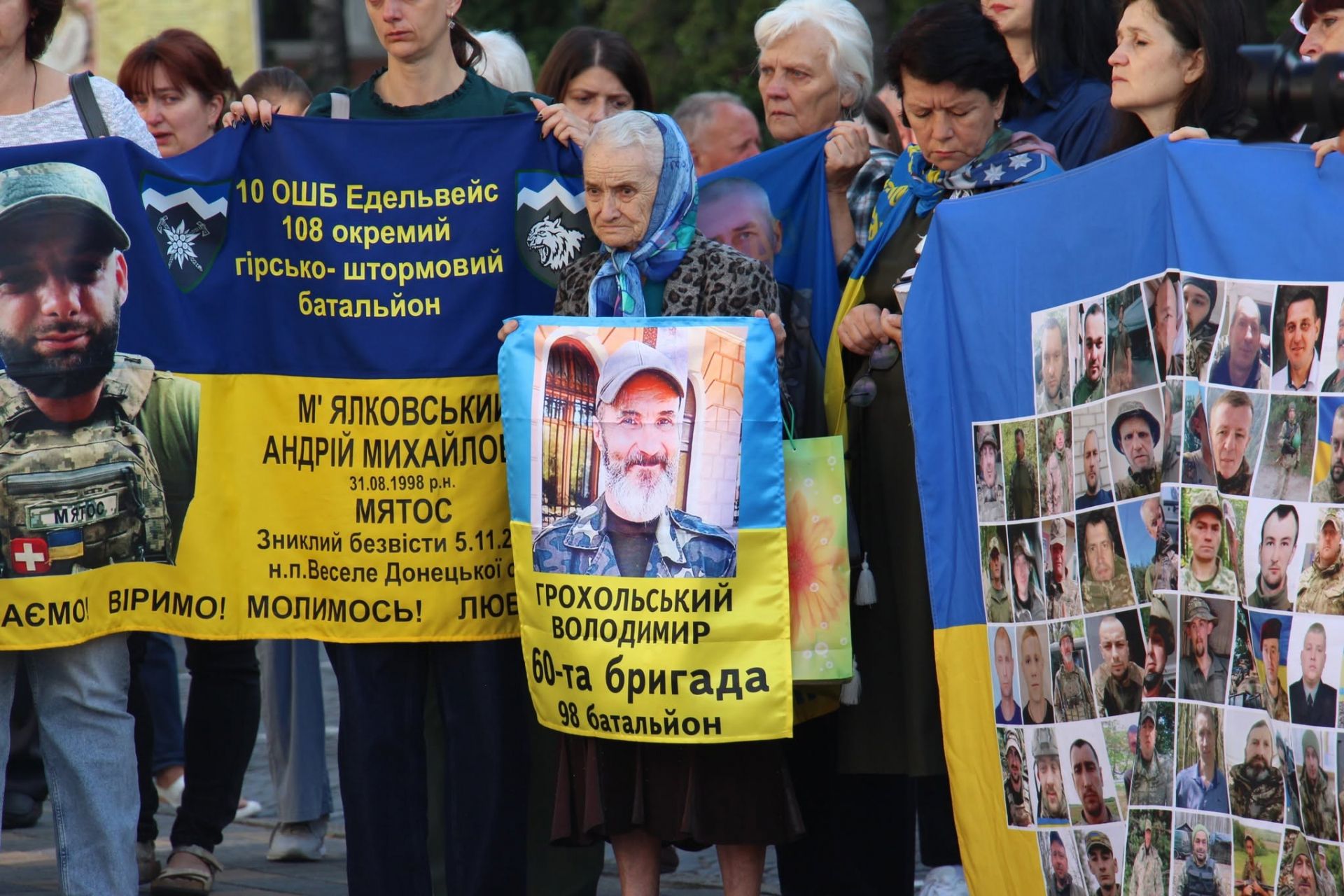 «Голоси, що чекають»: у Тернополі відбулася поетична акція на підтримку родин полонених та зниклих безвісти Захисників
