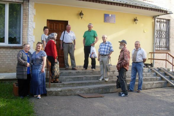 На момент відкриття дільниці перед дверима зібралося вже чотирнадцять чоловік. За двадцять хвилин проголосували вже більше 30 людей