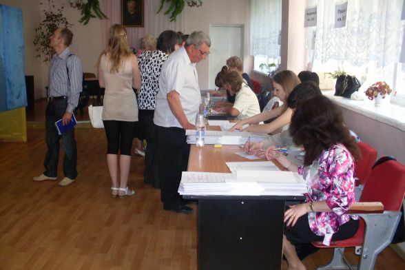 На виборчій дільниці №611151 працювали 15 членів ДВК. Голова комісії - Петро Шимків