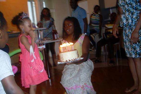Під час свята гості подали дівчинці торт із свічками