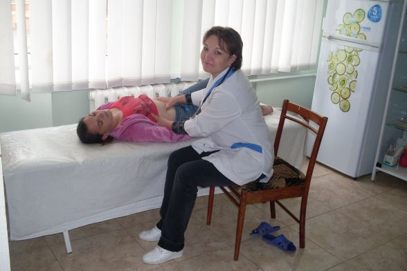 У Петриківському будинку-інтернаті є лікар, яка щодня оглядає пацієнтів