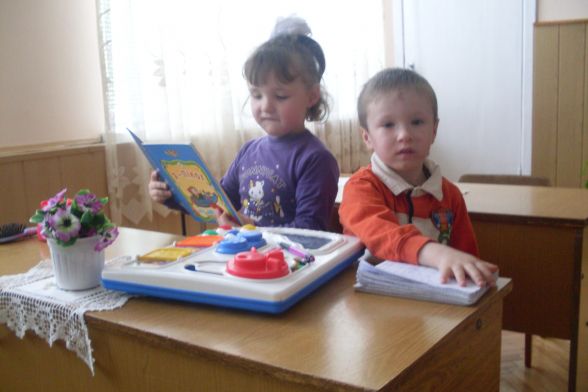 У спеціалізованому будинку дитини є три вікові групи: до року, раннього віку - від одного до трьох років та дошкільна група - від трьох до шести років