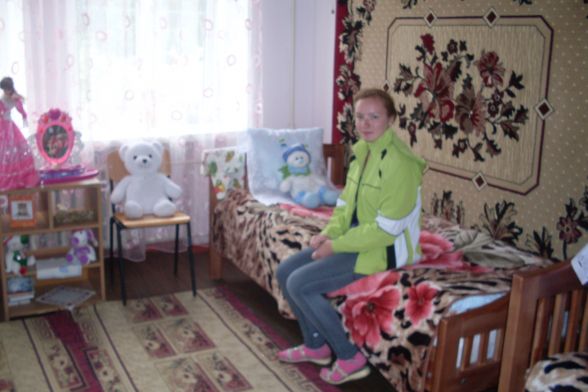 - Ось наша Іринка Дяченко. Вона плете з бісеру намисто, браслети, - знайомить із дівчинкою. - А як гарно вона співає - подих перехоплює