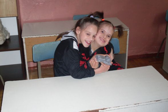 Переважна більшість дівчат у групах посміхаються. Хоча дехто з них добре не розуміє, що це за тьотя прийшла і чого вона хоче, але фотографуватись стають залюбки