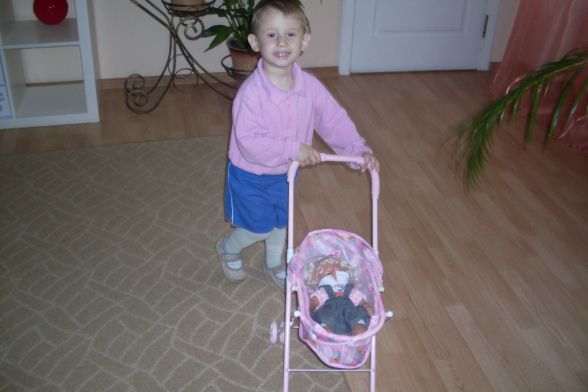 Хлопчики люблять гратися з колисками і складати кубики