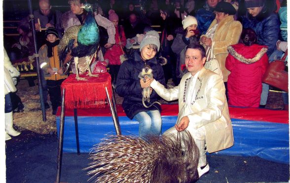 Вихованці дитячог будинку для дітей шкільного віку ходять у церкву