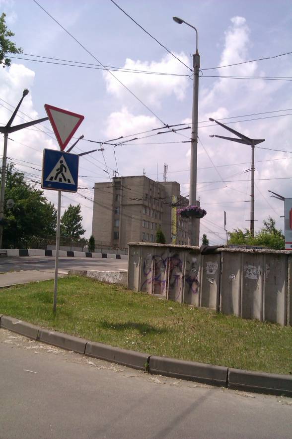 На залізничному мосту на пр. Бандери забрали знак 3.2 «Рух механічних транспортних засобів заборонено», що відкрило рух до центру і дозволило поворот з мосту направо на вул. Хмельницького.
