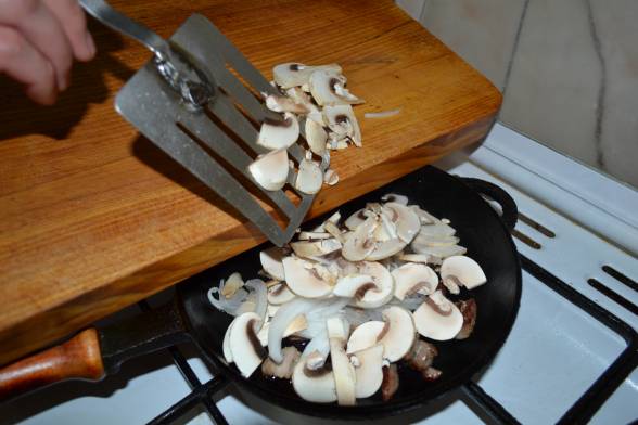 Нарізати гриби тонкими пластинками, цибулю – соломкою, обсмажити