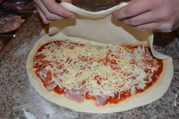 Накрити половину піци з начинкою іншою, вільною половиною паляниці