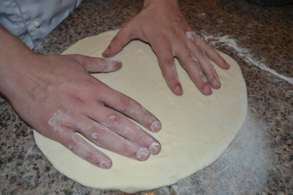 Замісити тісто, сформувати заготовку для піци, розтягнути до потрібного діаметру