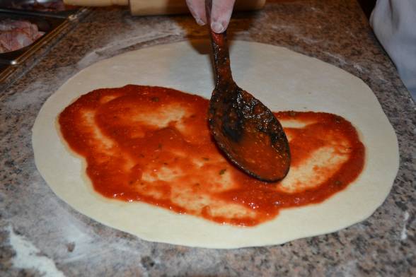 Приготувати помідоровий соус і змастити ним одну половину паляниці