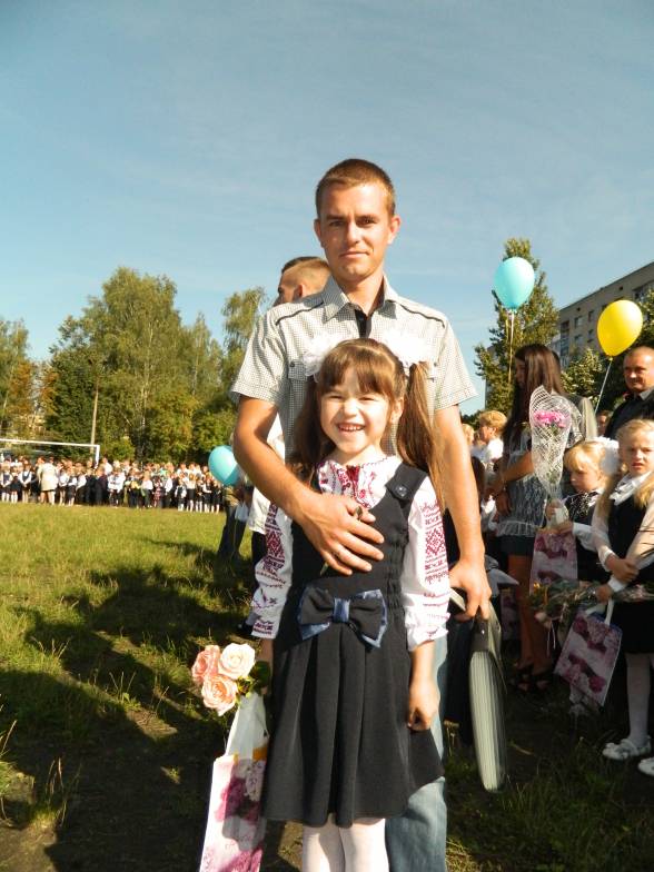 Тато Дмитро Тріщук (25 р.) привів до школи свою шестирічну донечку Мар'яну