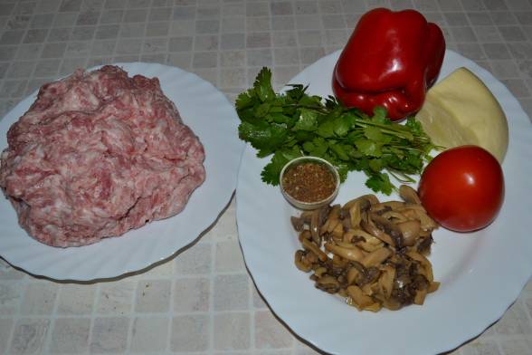 Змолоти свиняче м’ясо, помити овочі та зелень, підготувати інші продукти