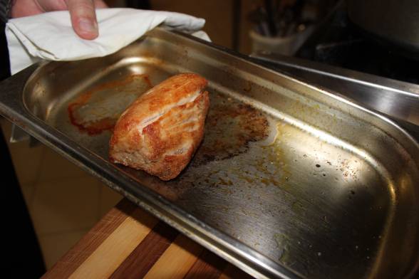 Запекти обсмажене м’ясо у духовій шафі упродовж 15 хвилин при температурі 200 градусів
