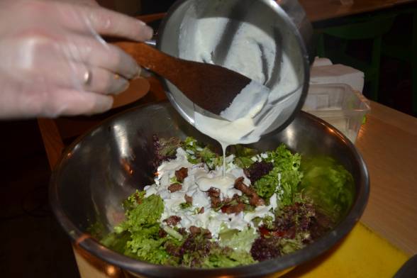 Приготувати вершковий соус, заправити ним салат, ретельно вимішати