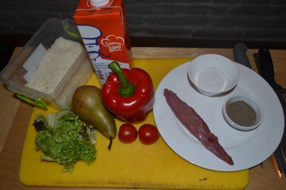 Підготувати усі необхідні для салату продукти: філе, овочі, салатне листя