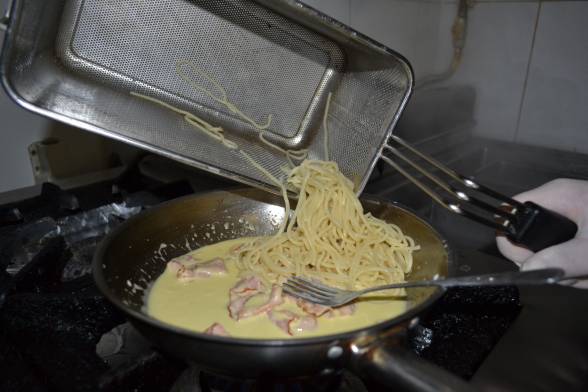 Зварити спагеті, додати до соусу, все вимішати перед подаванням