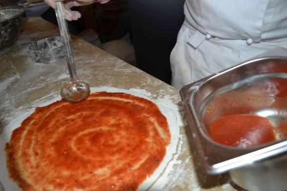 Приготувати помідоровий соус, вилити його на фокачо і розмастити по поверхні